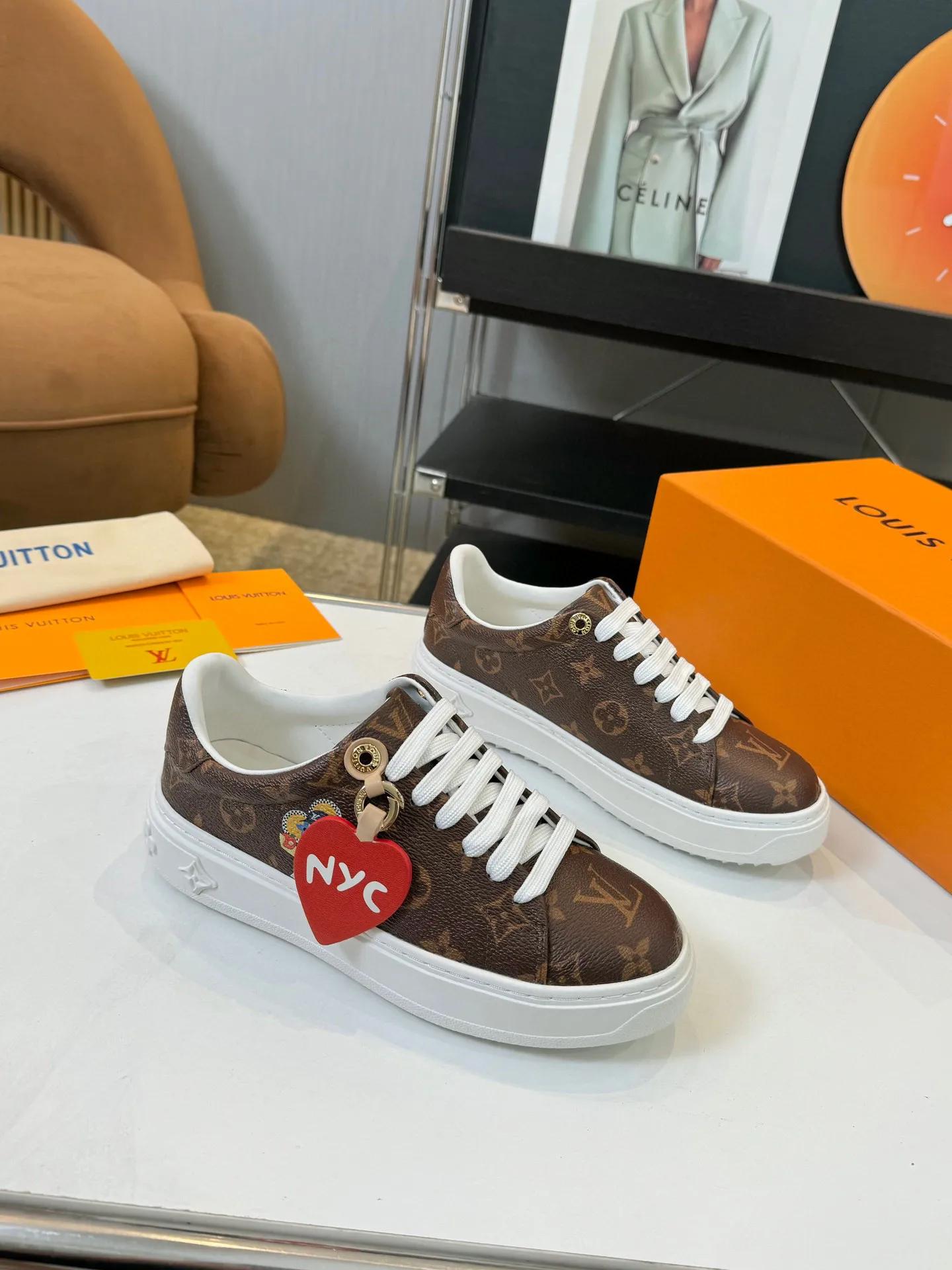 Men's Men's Shoes 💰💰660 Women's LV [Beverly Hills Sports Shoes Series] This Beverly Hills sports shoes are made of grained cow leather with Damier pattern, echoing the current season's leather goods series. The thick rubber outsole is lightweight, and an embossed Louis Vuitton logo adds a branding touch. Padded insole and technical fabric lining enhance comfort.  Detailed Features ♛ Embossed grained cowhide leather ♛ Ultra-lightweight rubber outsole ♛ Louis Vuitton logo on tongue and outsole ♛ Size: 35-40